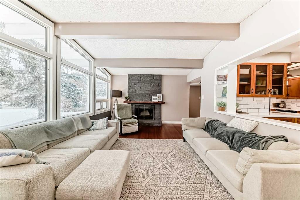8043 Elbow Drive Sw, Calgary, AB - Indoor Photo Showing Living Room