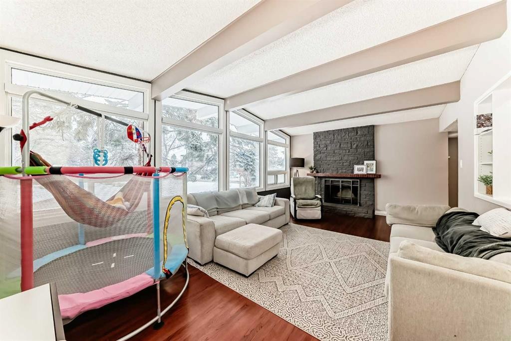 8043 Elbow Drive Sw, Calgary, AB - Indoor Photo Showing Other Room