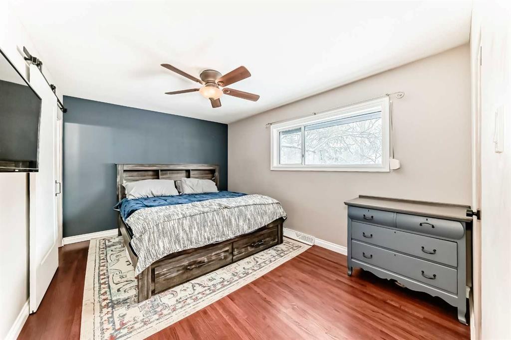 8043 Elbow Drive Sw, Calgary, AB - Indoor Photo Showing Bedroom