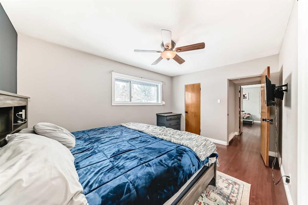8043 Elbow Drive Sw, Calgary, AB - Indoor Photo Showing Bedroom