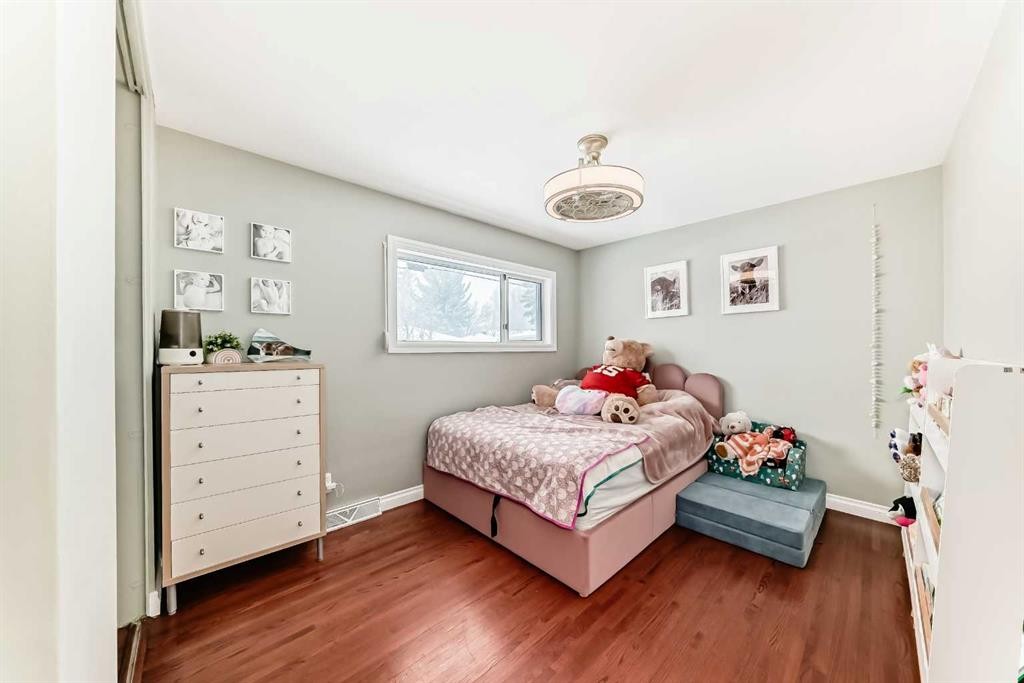 8043 Elbow Drive Sw, Calgary, AB - Indoor Photo Showing Bedroom