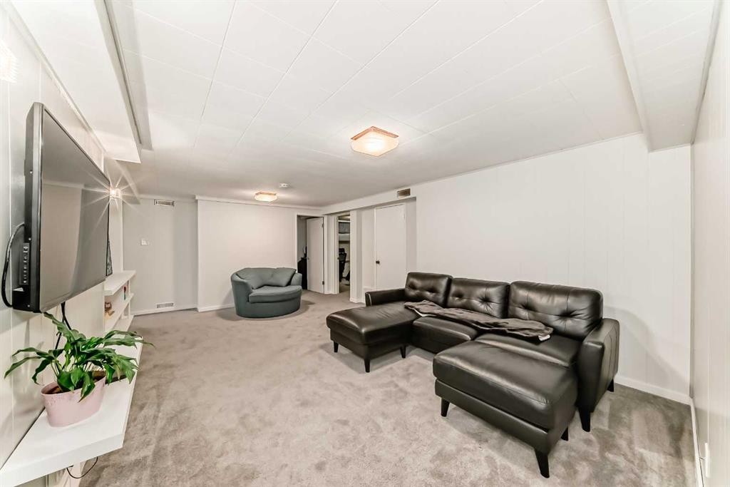 8043 Elbow Drive Sw, Calgary, AB - Indoor Photo Showing Other Room