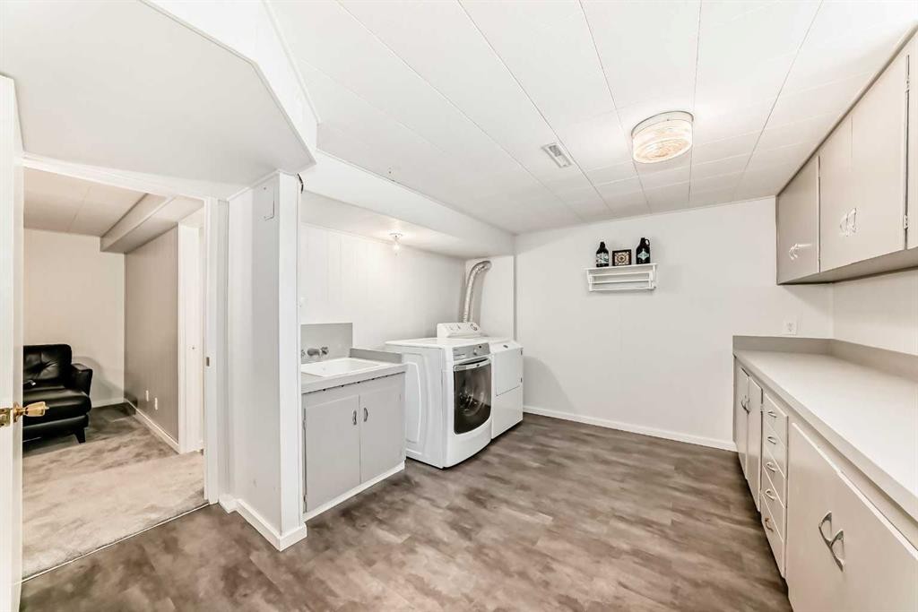 8043 Elbow Drive Sw, Calgary, AB - Indoor Photo Showing Laundry Room
