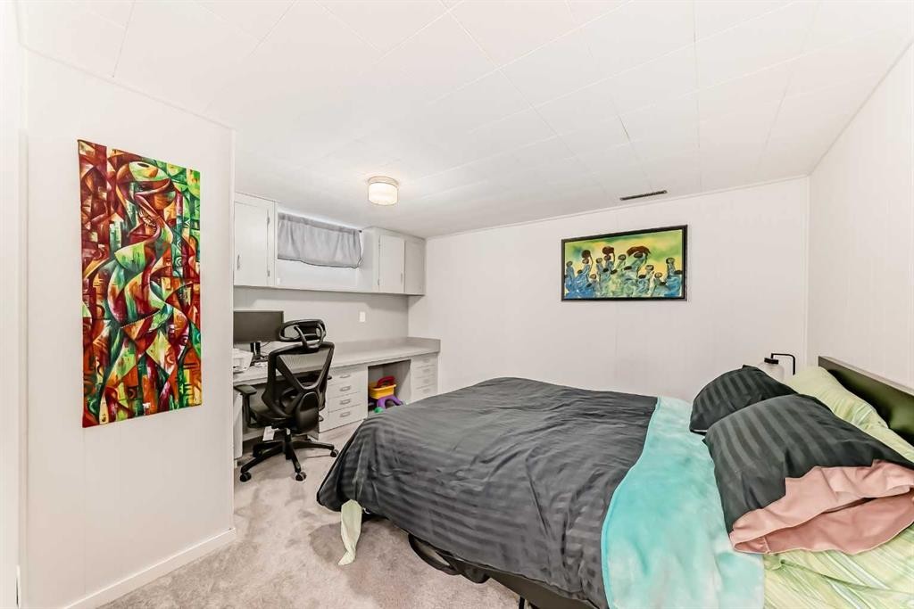 8043 Elbow Drive Sw, Calgary, AB - Indoor Photo Showing Bedroom