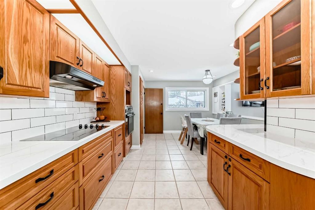 8043 Elbow Drive Sw, Calgary, AB - Indoor Photo Showing Kitchen With Upgraded Kitchen