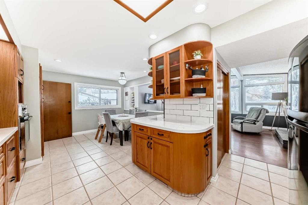 8043 Elbow Drive Sw, Calgary, AB - Indoor Photo Showing Kitchen