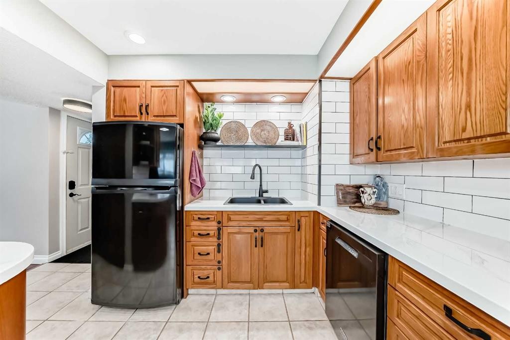 8043 Elbow Drive Sw, Calgary, AB - Indoor Photo Showing Kitchen With Double Sink