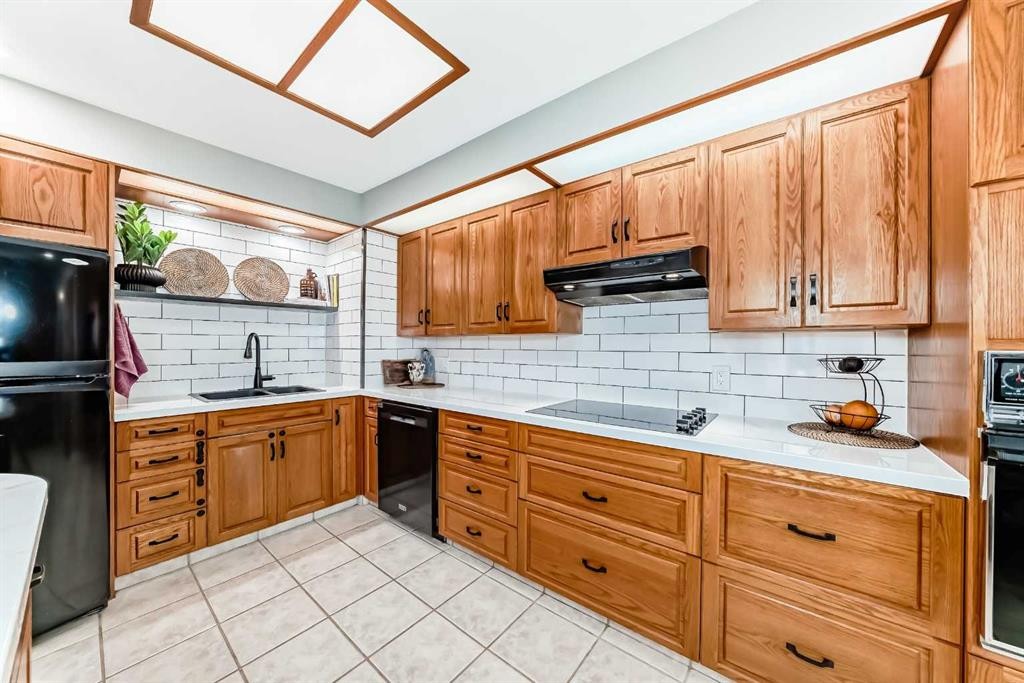 8043 Elbow Drive Sw, Calgary, AB - Indoor Photo Showing Kitchen