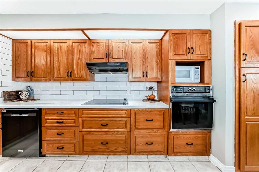 8043 Elbow Drive Sw, Calgary, AB - Indoor Photo Showing Kitchen