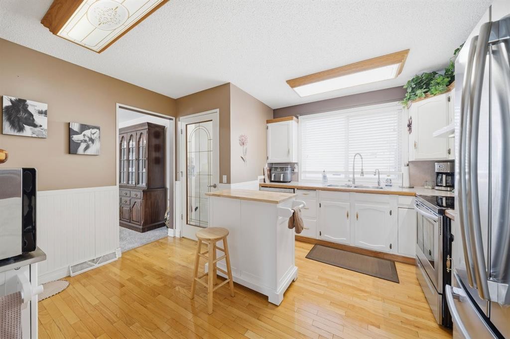 336 Whiteview Close Ne, Calgary, AB - Indoor Photo Showing Kitchen With Stainless Steel Kitchen With Double Sink