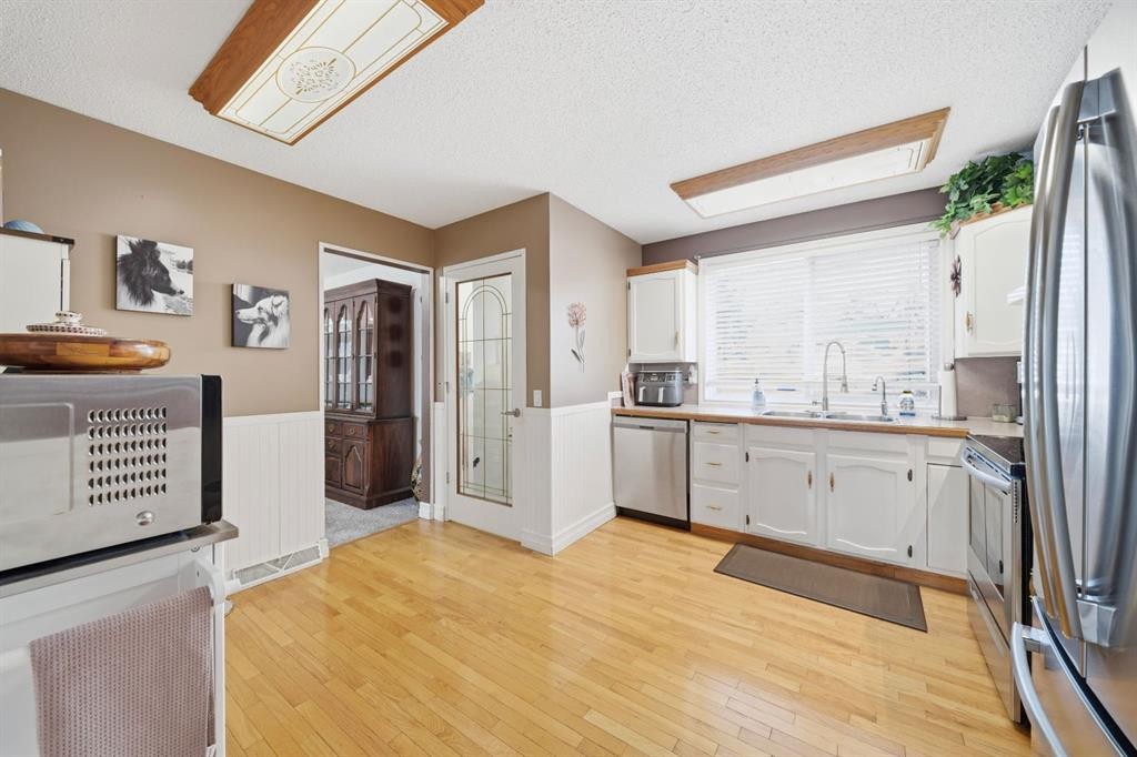 336 Whiteview Close Ne, Calgary, AB - Indoor Photo Showing Kitchen With Stainless Steel Kitchen
