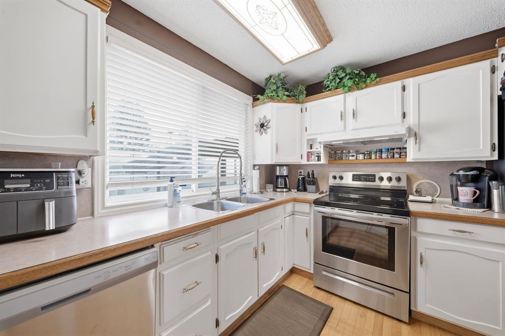 336 Whiteview Close Ne, Calgary, AB - Indoor Photo Showing Kitchen With Double Sink