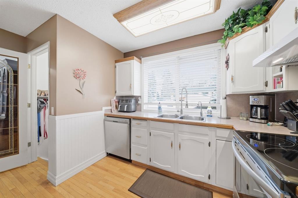 336 Whiteview Close Ne, Calgary, AB - Indoor Photo Showing Kitchen With Double Sink