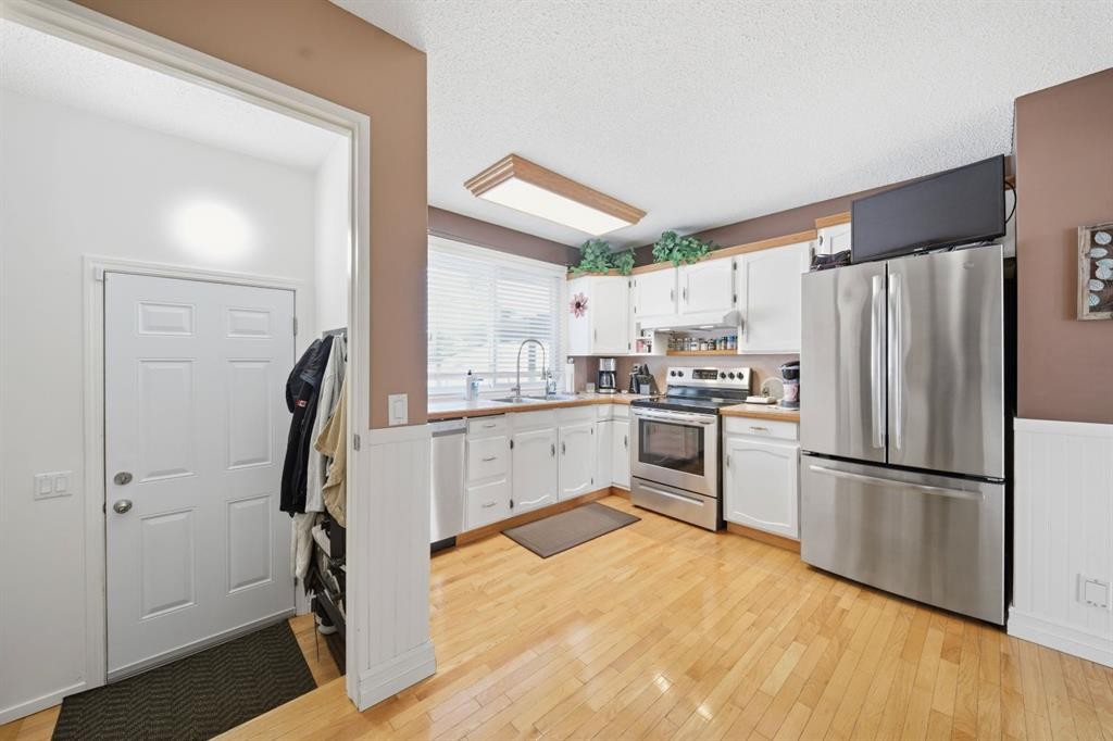 336 Whiteview Close Ne, Calgary, AB - Indoor Photo Showing Kitchen With Stainless Steel Kitchen