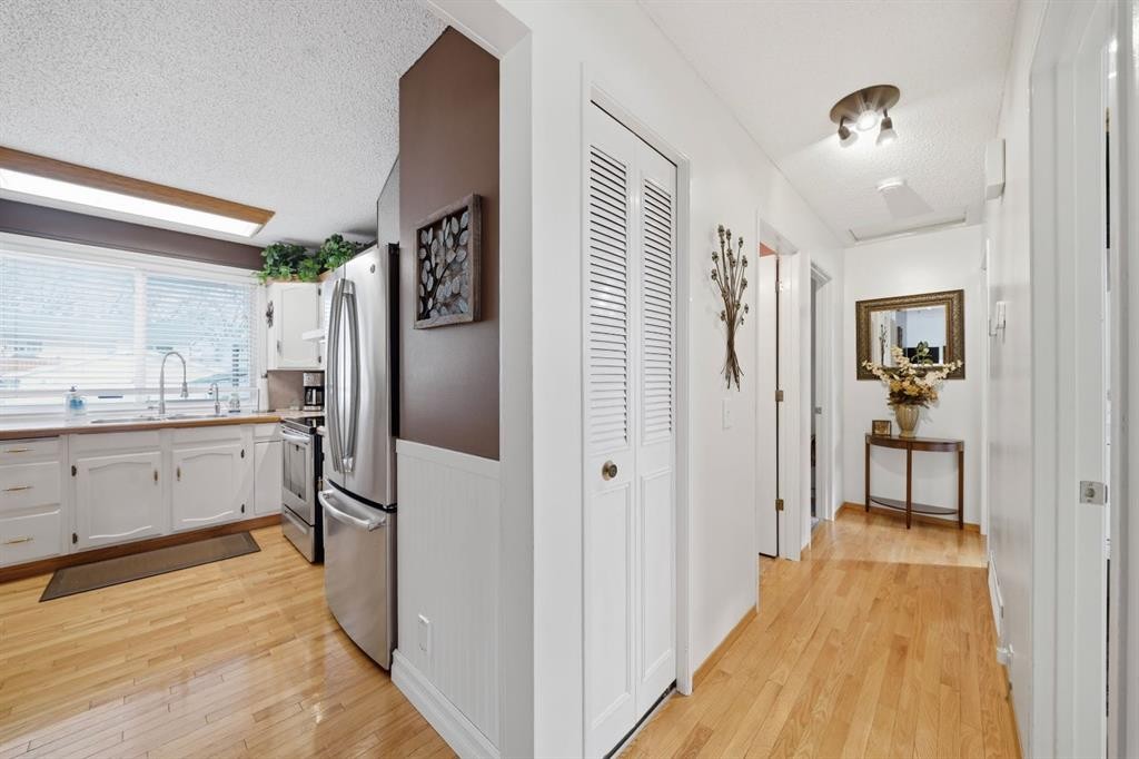 336 Whiteview Close Ne, Calgary, AB - Indoor Photo Showing Other Room