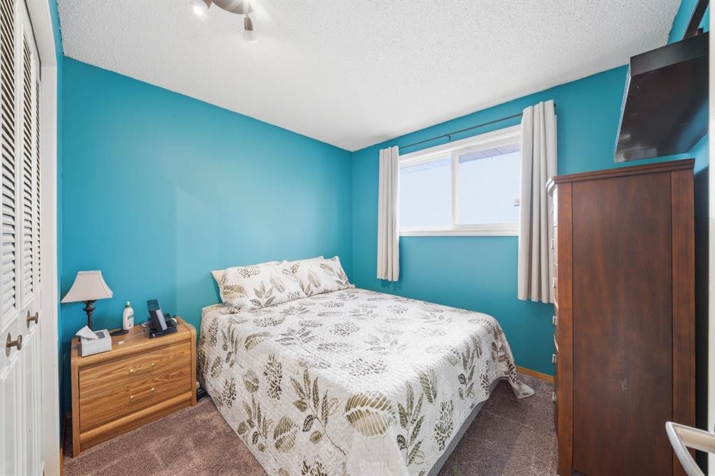 336 Whiteview Close Ne, Calgary, AB - Indoor Photo Showing Bedroom