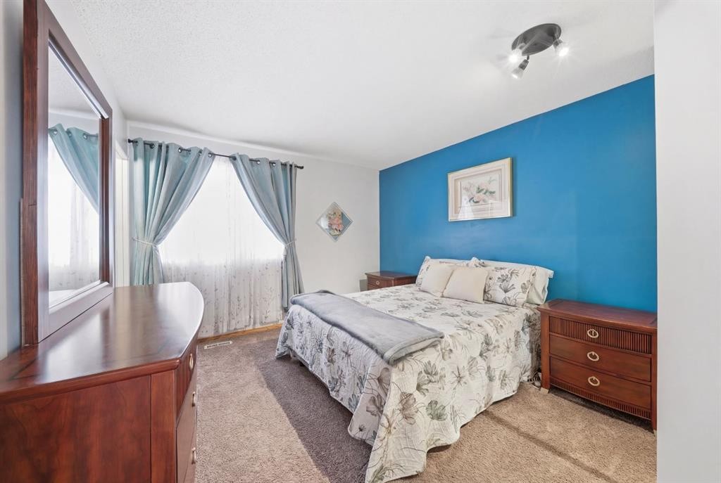 336 Whiteview Close Ne, Calgary, AB - Indoor Photo Showing Bedroom