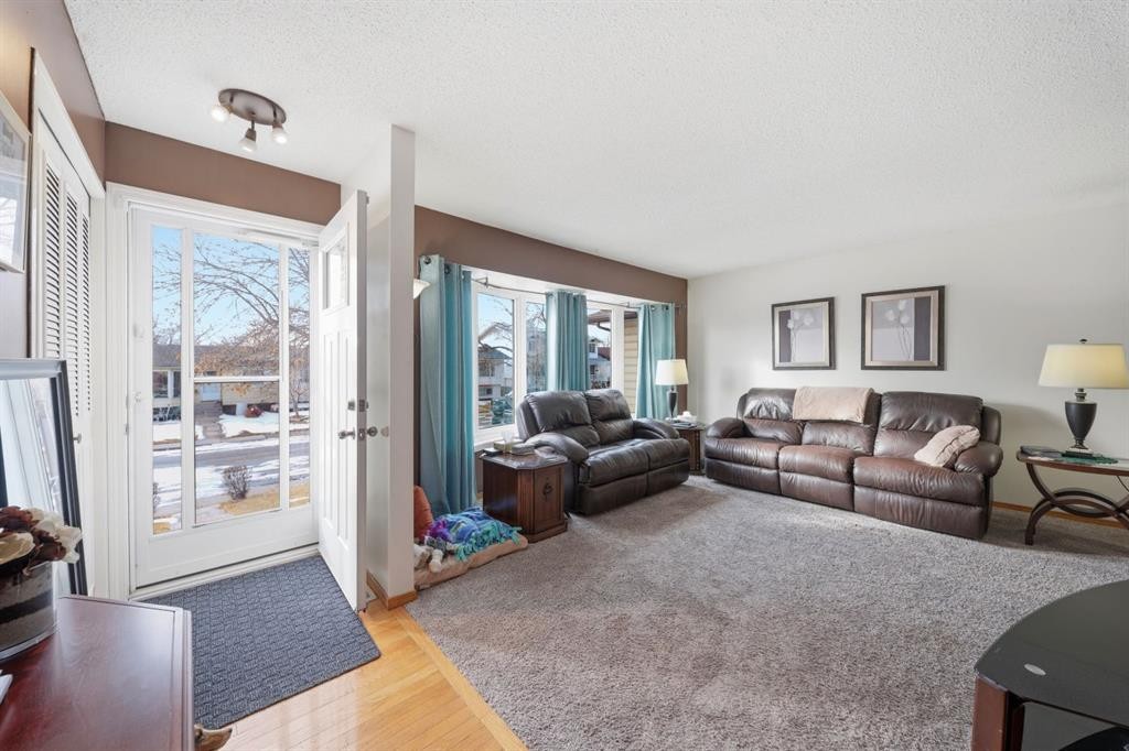 336 Whiteview Close Ne, Calgary, AB - Indoor Photo Showing Living Room