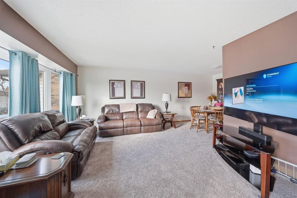 336 Whiteview Close Ne, Calgary, AB - Indoor Photo Showing Living Room
