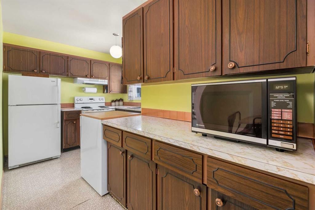 5039 Nemiskam Road Nw, Calgary, AB - Indoor Photo Showing Kitchen