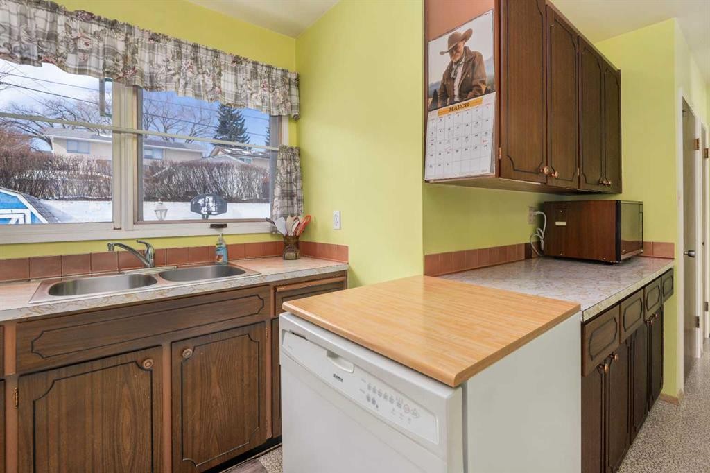 5039 Nemiskam Road Nw, Calgary, AB - Indoor Photo Showing Kitchen With Double Sink
