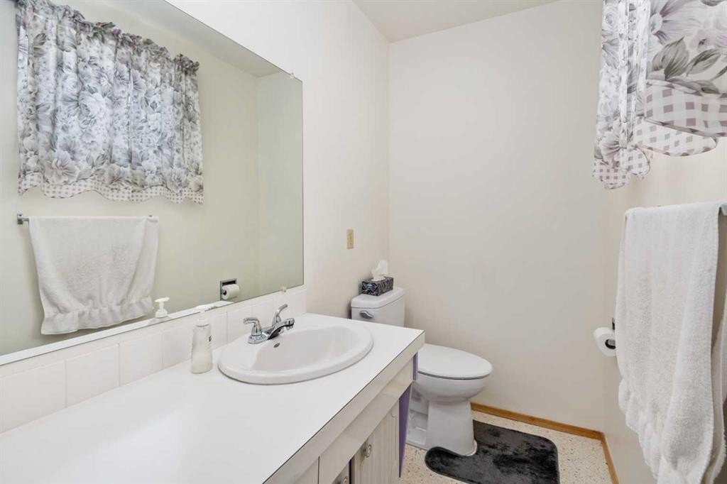 5039 Nemiskam Road Nw, Calgary, AB - Indoor Photo Showing Bathroom