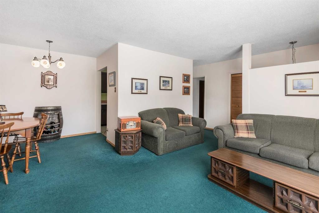5039 Nemiskam Road Nw, Calgary, AB - Indoor Photo Showing Living Room