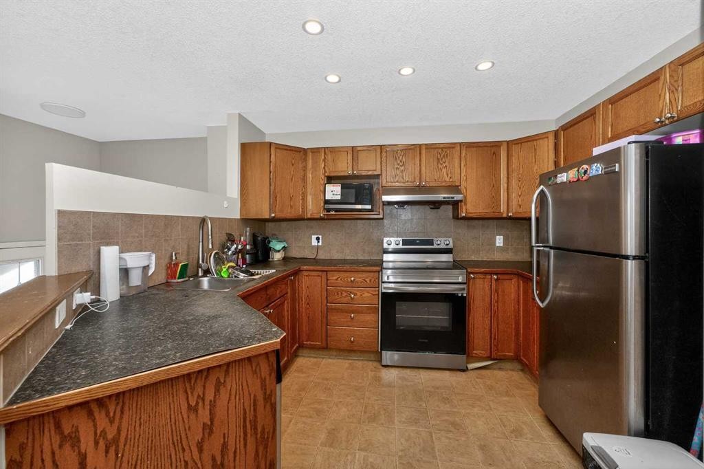 246 Saddlebrook Way Ne, Calgary, AB - Indoor Photo Showing Kitchen