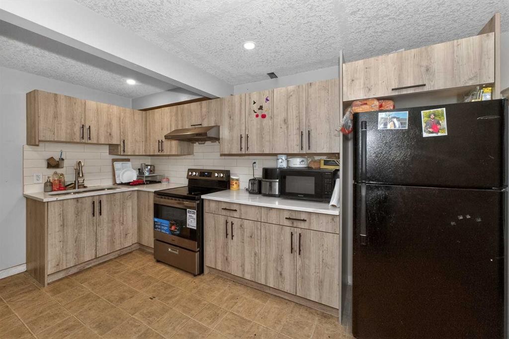 246 Saddlebrook Way Ne, Calgary, AB - Indoor Photo Showing Kitchen