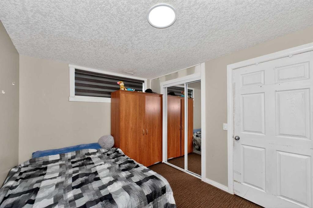 246 Saddlebrook Way Ne, Calgary, AB - Indoor Photo Showing Bedroom