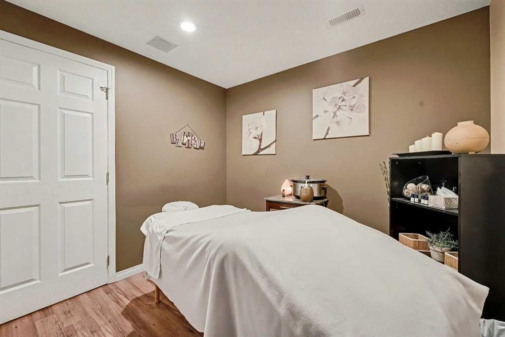 12 Tarawood Grove Ne, Calgary, AB - Indoor Photo Showing Bedroom