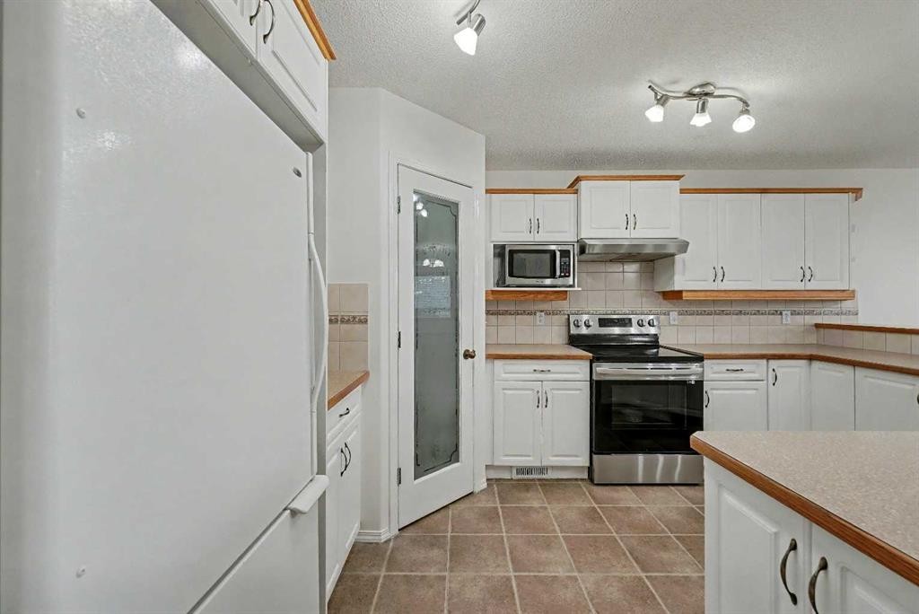 12 Tarawood Grove Ne, Calgary, AB - Indoor Photo Showing Kitchen