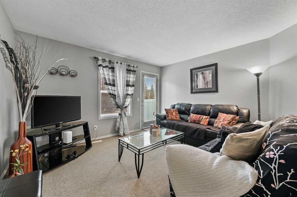 165 Saddlebrook Point Ne, Calgary, AB - Indoor Photo Showing Living Room