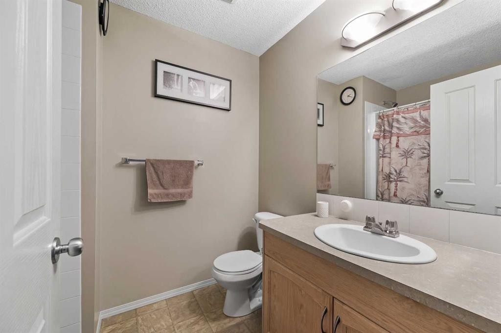 165 Saddlebrook Point Ne, Calgary, AB - Indoor Photo Showing Bathroom