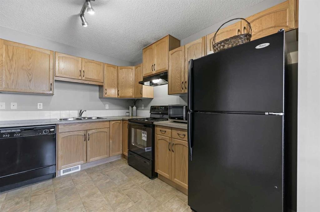 165 Saddlebrook Point Ne, Calgary, AB - Indoor Photo Showing Kitchen With Double Sink
