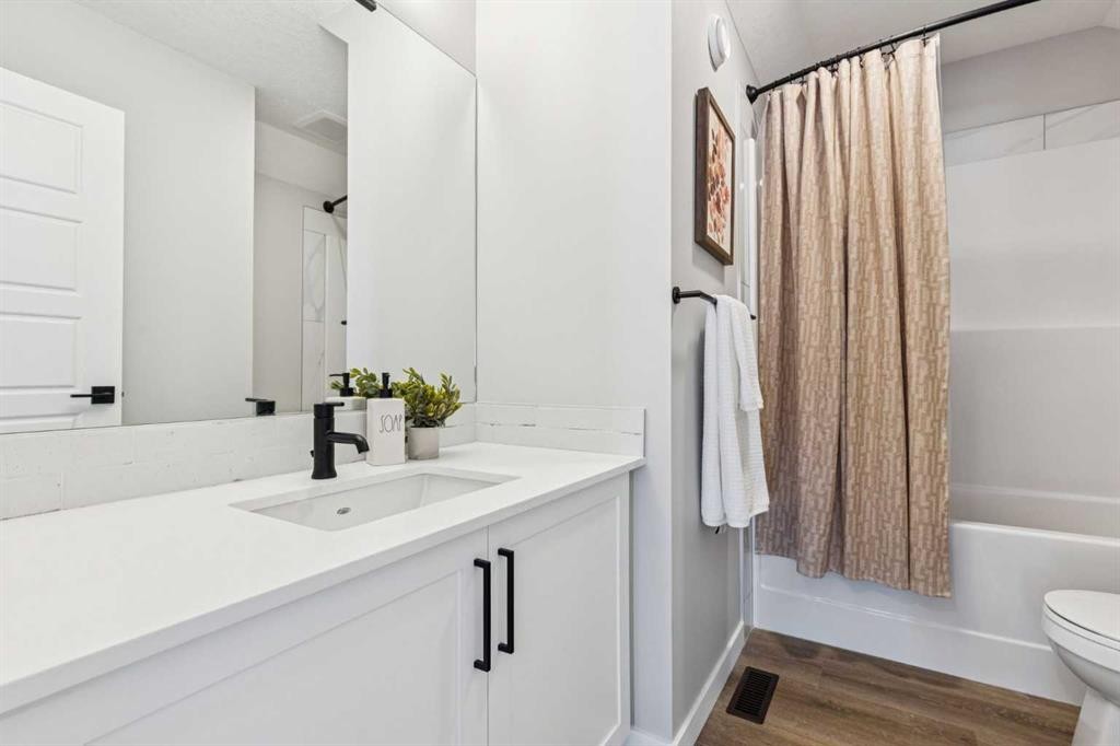 103 Saddlebred Link, Cochrane, AB - Indoor Photo Showing Bathroom