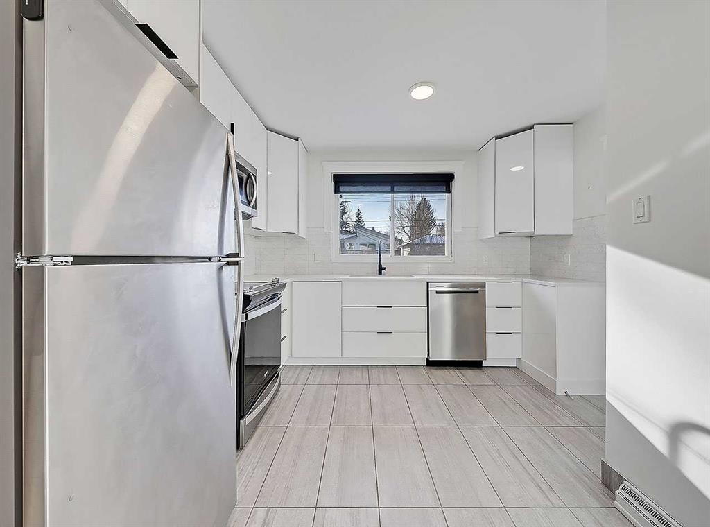 23 Cambrian Drive Nw, Calgary, AB - Indoor Photo Showing Kitchen