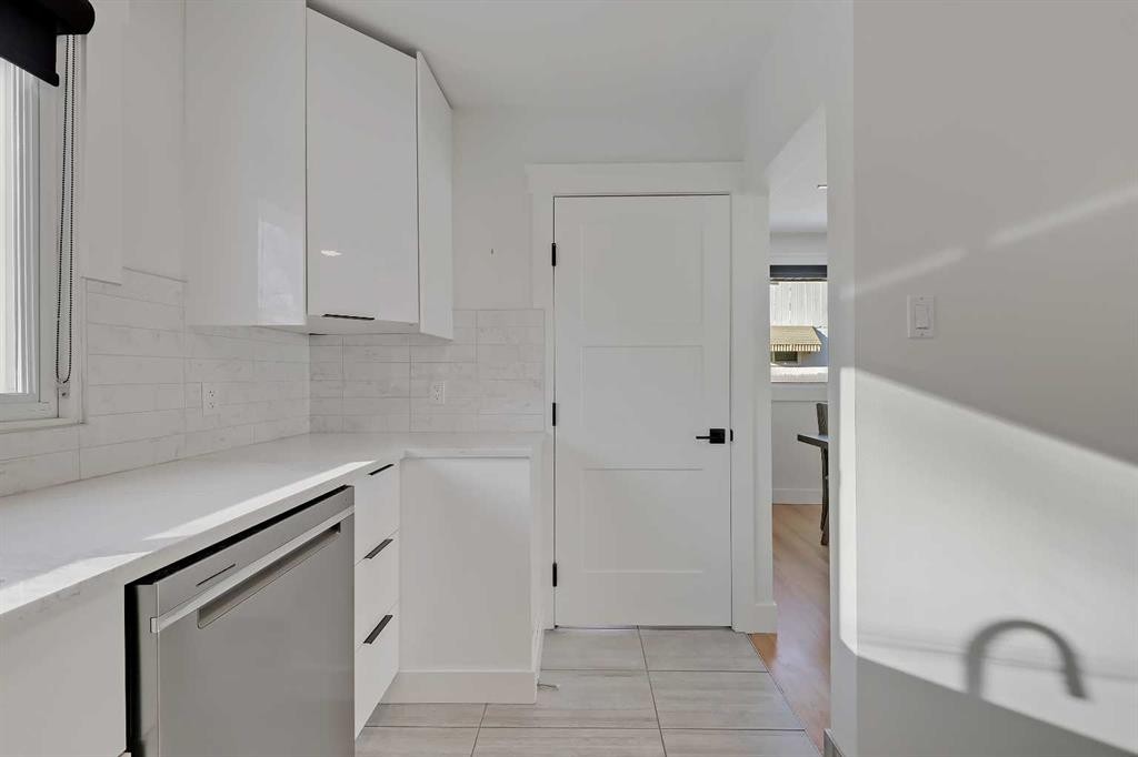 23 Cambrian Drive Nw, Calgary, AB - Indoor Photo Showing Kitchen