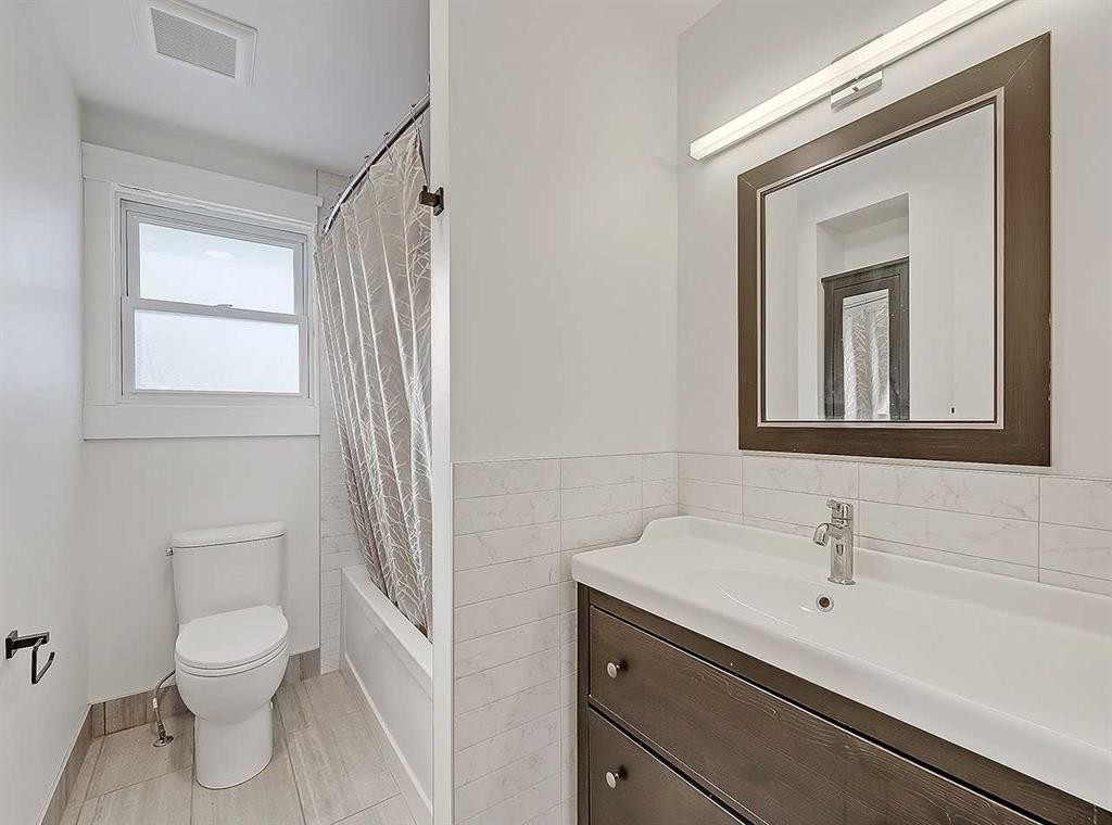 23 Cambrian Drive Nw, Calgary, AB - Indoor Photo Showing Bathroom