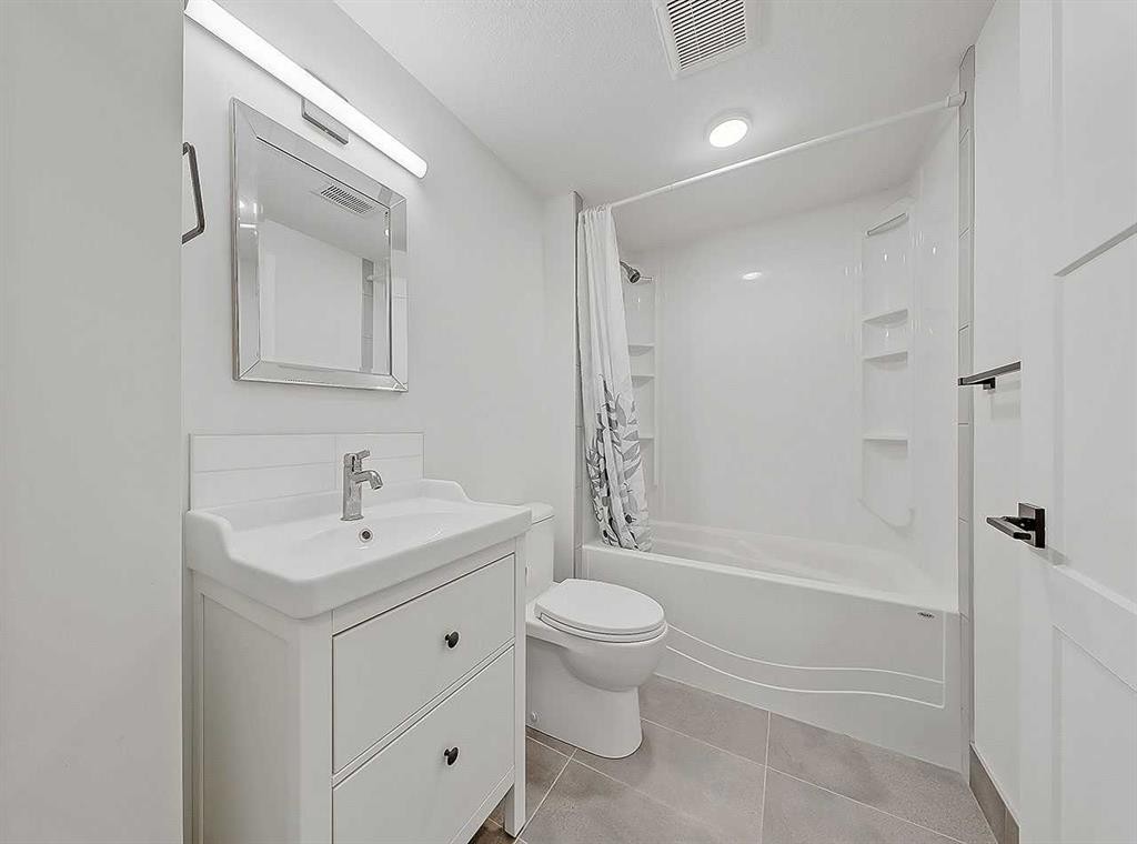 23 Cambrian Drive Nw, Calgary, AB - Indoor Photo Showing Bathroom