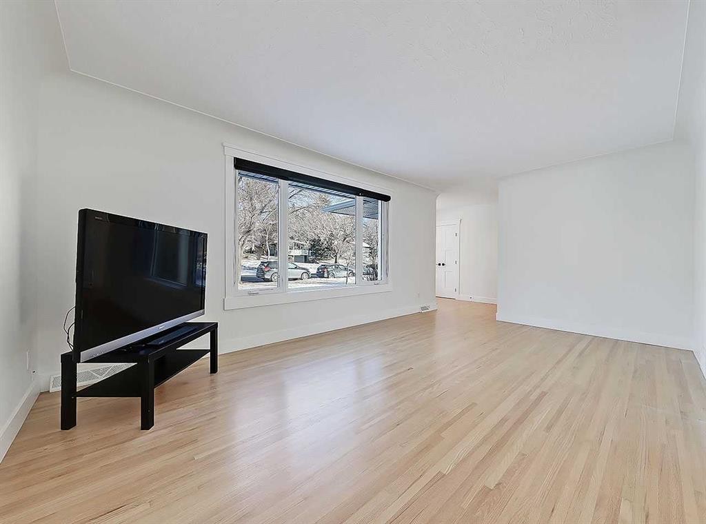 23 Cambrian Drive Nw, Calgary, AB - Indoor Photo Showing Living Room