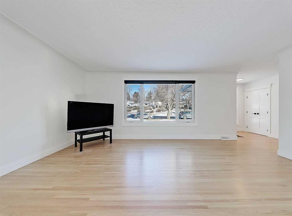 23 Cambrian Drive Nw, Calgary, AB - Indoor Photo Showing Living Room