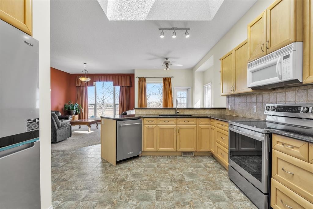 151 Hawkmere View, Chestermere, AB - Indoor Photo Showing Kitchen