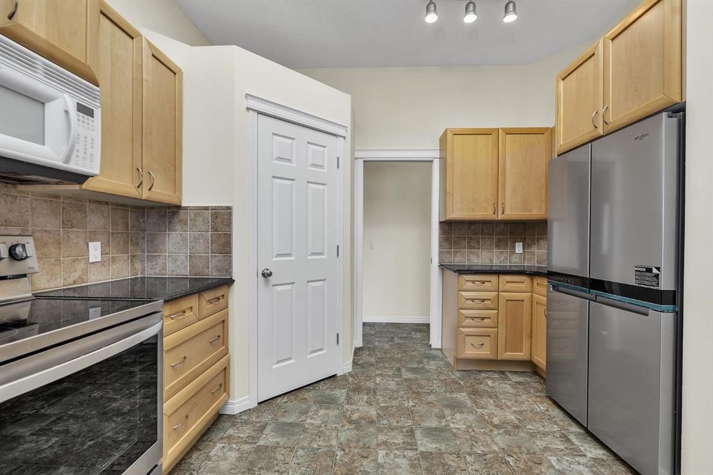 151 Hawkmere View, Chestermere, AB - Indoor Photo Showing Kitchen