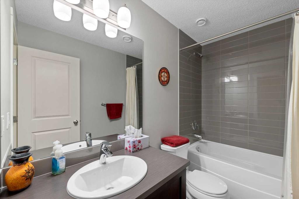 78 Livingston Gate Ne, Calgary, AB - Indoor Photo Showing Bathroom