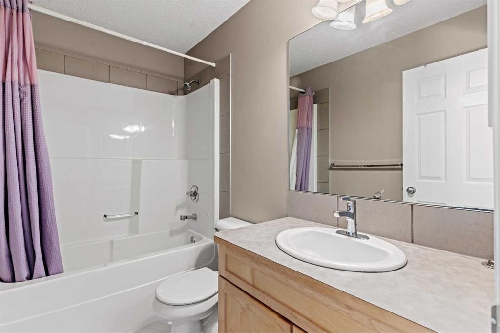 138 Saddlecrest Park Ne, Calgary, AB - Indoor Photo Showing Bathroom