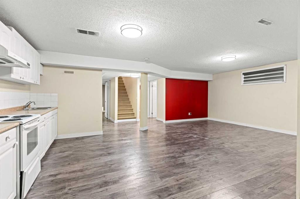 138 Saddlecrest Park Ne, Calgary, AB - Indoor Photo Showing Kitchen