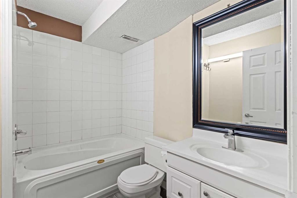 138 Saddlecrest Park Ne, Calgary, AB - Indoor Photo Showing Bathroom