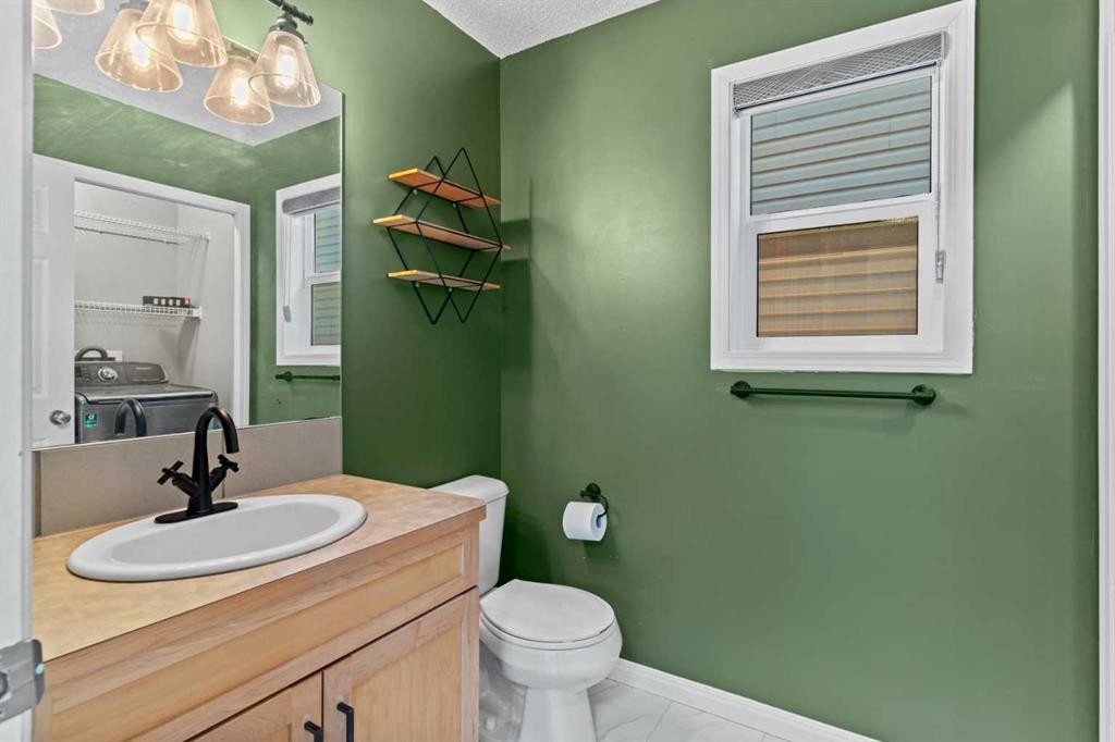 138 Saddlecrest Park Ne, Calgary, AB - Indoor Photo Showing Bathroom