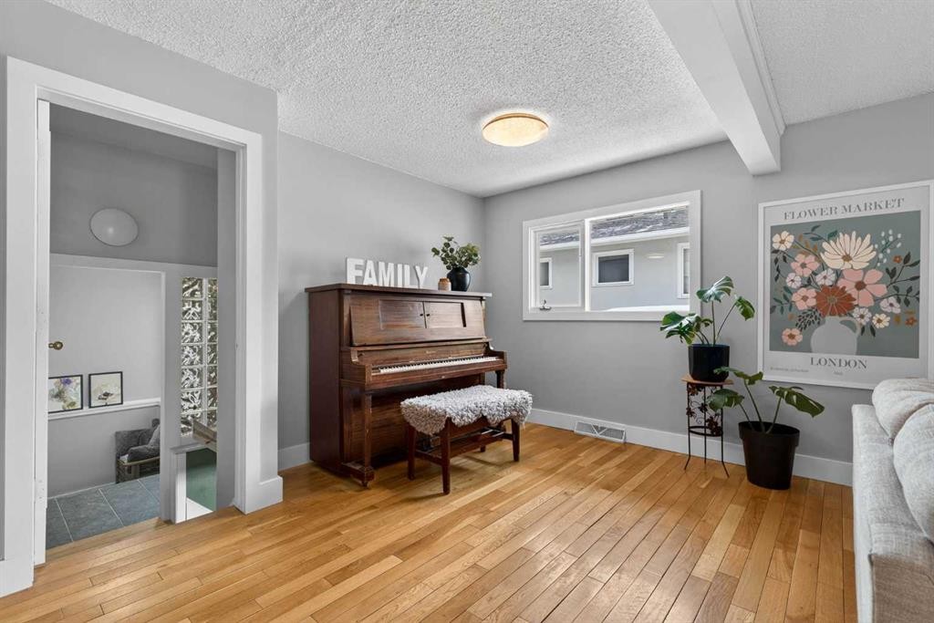 64 Foxwell Road Se, Calgary, AB - Indoor